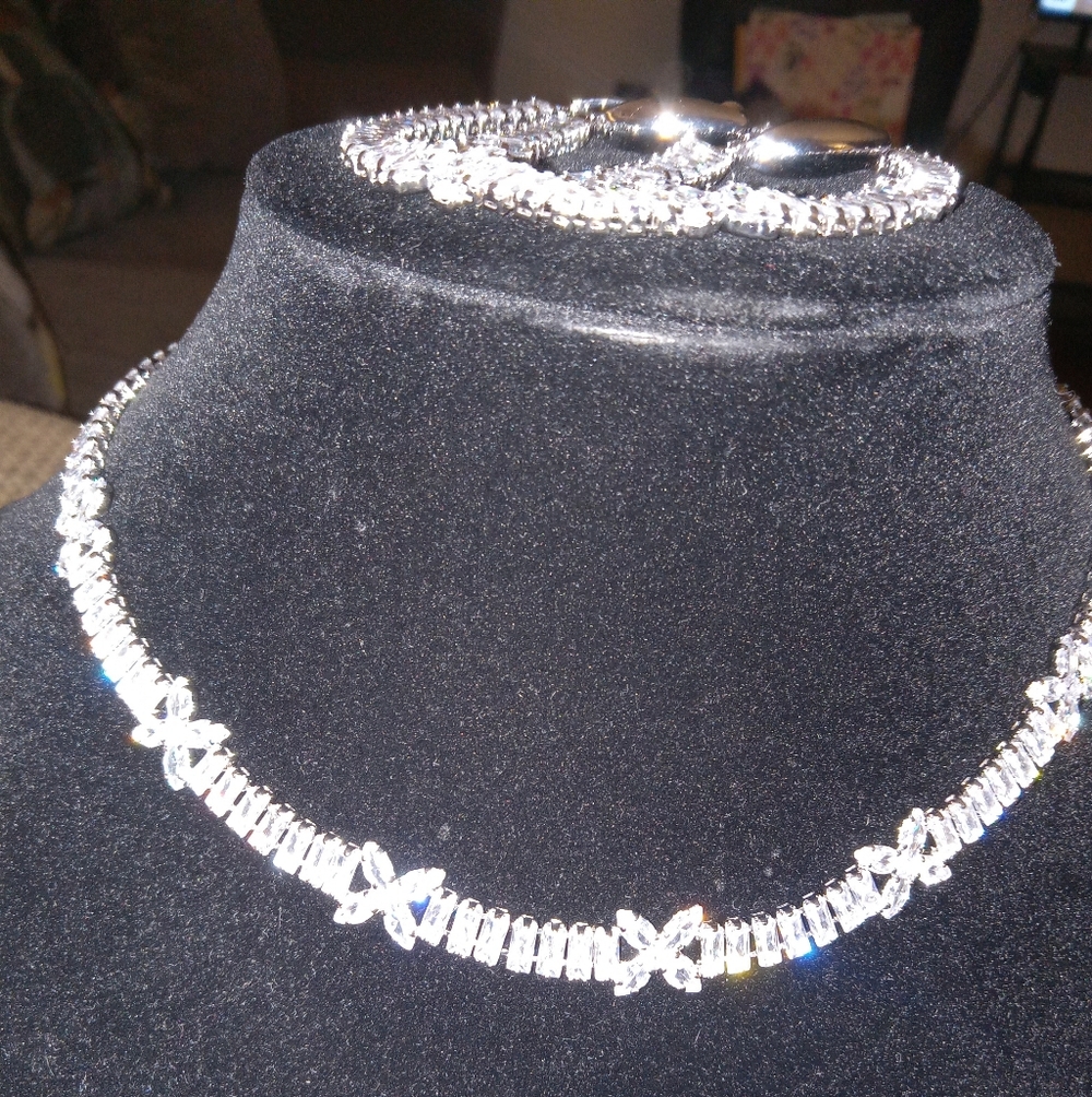 Elegant Silver Necklace and Bracelet Set